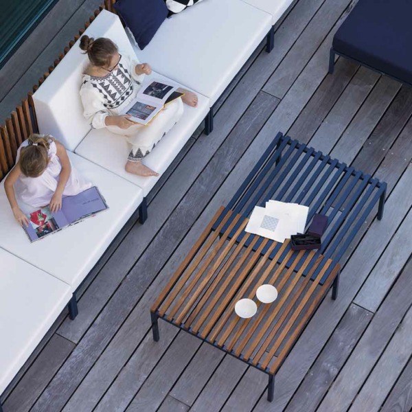 Table basse SUTRA EGO Paris Table basse SUTRA de Ego Paris Design Studio Français 5.5 une rallonge intégrée ajustable par glissement en teck et en aluminium thermolaquées.