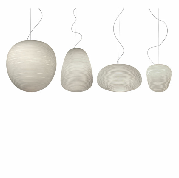 Les suspension RITUALS de FOSCARINI se décline en plusieurs modèles. Cette lampe procure une lumière douce grâce à la surface ondulée du diffuseur.
