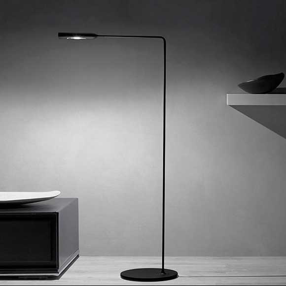 Ce lampadaire FLO LED de Lumina avec diffuseur verre et finition miroir est une nouvelle version de l'illustre lampe créée en 1990 par Rodolfo Dordoni.