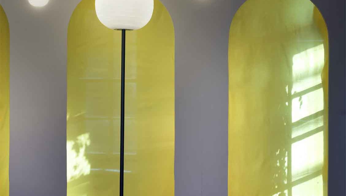 Lampadaire RITUALS en verre soufflé satiné de la marque italienne Foscarini dont la forme apporte une atmosphère douce au salon, à l'entrée ou la chambre.