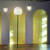 Lampadaire Rituals Foscarini Lampadaire RITUALS en verre soufflé satiné de la marque italienne Foscarini dont la forme apporte une atmosphère douce au salon, à l'entrée ou la chambre.