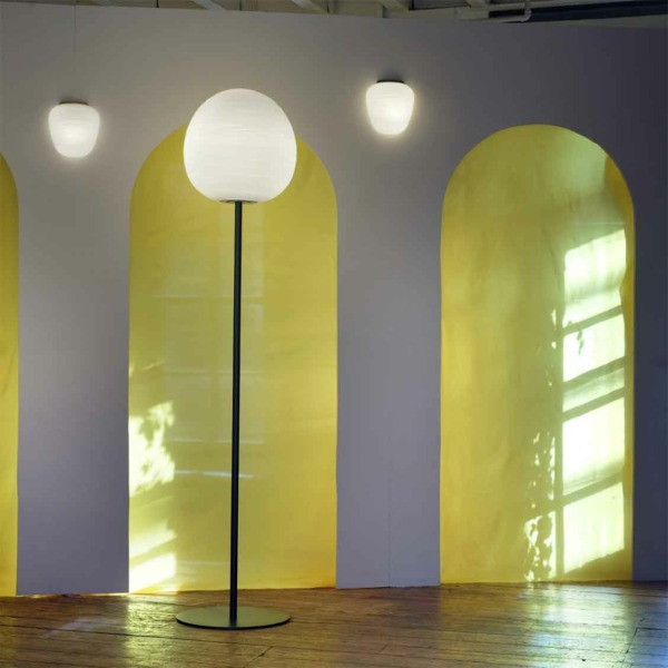 Lampadaire Rituals Foscarini Lampadaire RITUALS en verre soufflé satiné de la marque italienne Foscarini dont la forme apporte une atmosphère douce au salon, à l'entrée ou la chambre.
