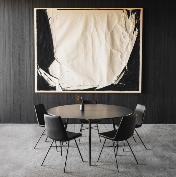 JOLI_2021_Marguerite-round-black-iron_Rafael-xbase-vegan-leather-black