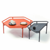 Cette table basse HIVE design pour la piscine de la marque Ego Paris est de forme alvéolaire, ce qui permet une multitude d'agencement possible.