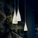 Suspension UTO outdoor Foscarini La suspension UTO outdoor Foscarini avec des formes originales diffuse une lumière blanche harmonieuse qui s'adapte pour tous types d'espaces.