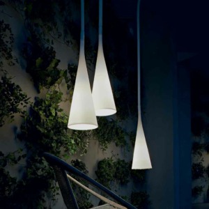 La suspension UTO outdoor Foscarini avec des formes originales diffuse une lumière blanche harmonieuse qui s'adapte pour tous types d'espaces.