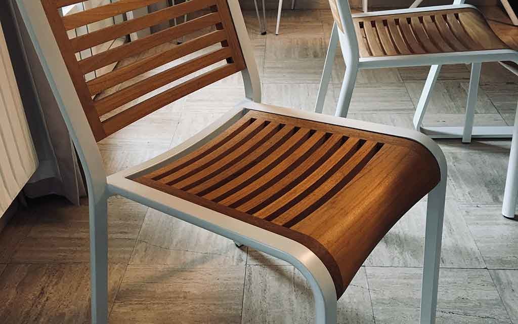La chaise MARUMI EGO Paris est un mariage réussi entre le bois teck et l'aluminium thermo-laqué. Disponible en plusieurs coloris.
