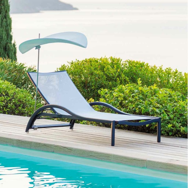 Ce bain de soleil Première de la marque Ego Paris est disponible en plusieurs couleurs. Le dossier est inclinable en cinq positions.