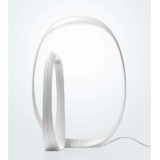 La lampe de table Anisha de la marque Foscarini, est idéal pour une ambiance intimiste dans votre salon. Disponible en une seule coloris.