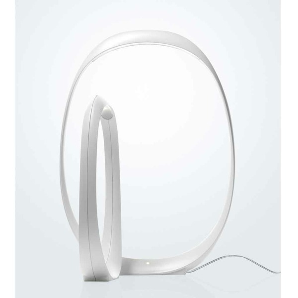 La lampe de table Anisha de la marque Foscarini, est idéal pour une ambiance intimiste dans votre salon. Disponible en une seule coloris.
