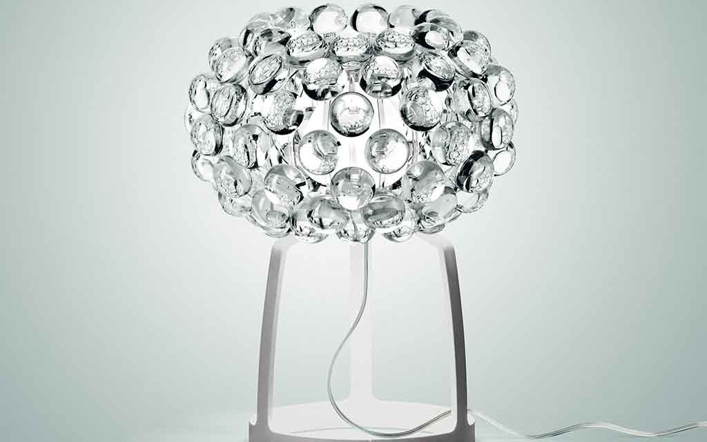 La lampe Caboche en verre soufflé de la marque Foscarini, est composé de nombreuse perle diffusant une lumière douce. Disponible en deux coloris.