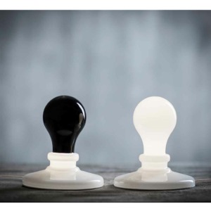 La lampe Light Buld de la marque Foscarini, est unique avec son style contemporain, rajoute une touche de lumière à vos espaces.