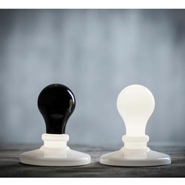 La lampe Light Buld de la marque Foscarini, est unique avec son style contemporain, rajoute une touche de lumière à vos espaces.