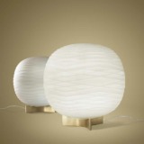 La lampe de table GEM de Foscarini est réalisé en verre soufflé avec une forme reprenant le concept des ondes sonores, la collection Gem est unique.