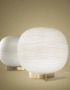 La lampe de table GEM de Foscarini est réalisé en verre soufflé avec une forme reprenant le concept des ondes sonores, la collection Gem est unique.