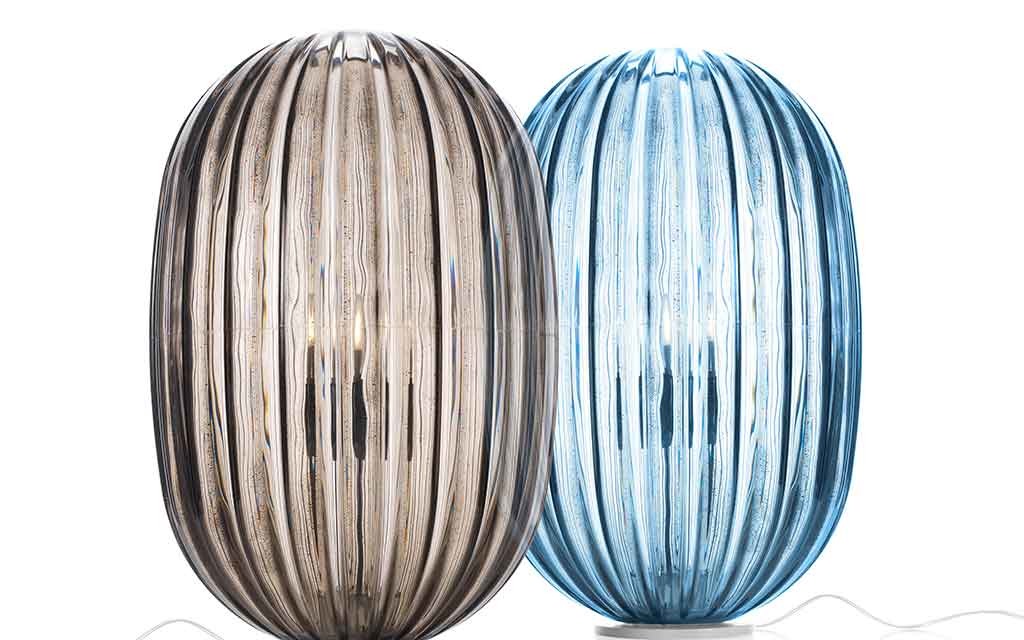 La lampe de table Plass Media de la marque Foscarini, est idéal pour une ambiance intimiste dans votre salon. Disponible en deux coloris.