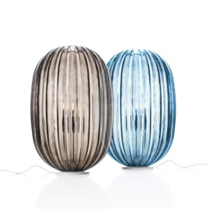 La lampe de table Plass Media de la marque Foscarini, est idéal pour une ambiance intimiste dans votre salon. Disponible en deux coloris.