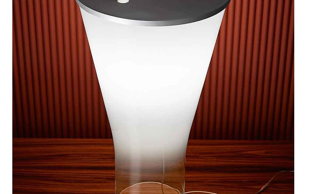 La lampe de table Soffio en verre soufflé de la marque Foscarini, est idéal pour une ambiance intimiste dans votre salon. Disponible en une seule coloris.