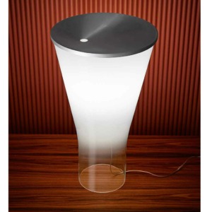 La lampe de table Soffio en verre soufflé de la marque Foscarini, est idéal pour une ambiance intimiste dans votre salon. Disponible en une seule coloris.