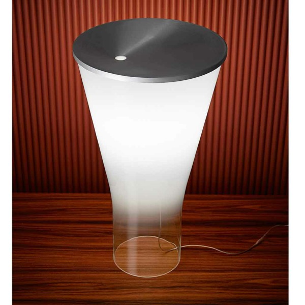 Lampe soffio de Foscarini La lampe de table Soffio en verre soufflé de la marque Foscarini, est idéal pour une ambiance intimiste dans votre salon. Disponible en une seule coloris.