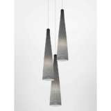 Suspension tite de Foscarini La suspension TITE de Foscarini est composé de fibre de verre noir créant un contrate avec la lumière. Elle est disponible en une seule coloris