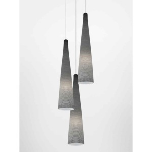 La suspension TITE de Foscarini est composé de fibre de verre noir créant un contrate avec la lumière. Elle est disponible en une seule coloris