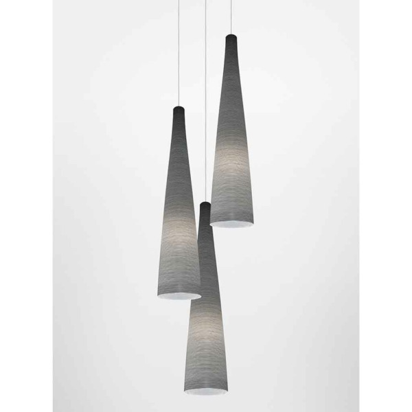 Suspension tite de Foscarini La suspension TITE de Foscarini est composé de fibre de verre noir créant un contrate avec la lumière. Elle est disponible en une seule coloris