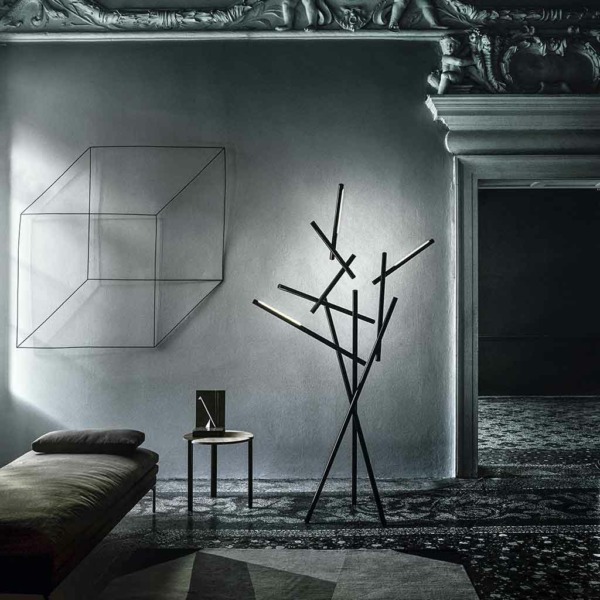 Lampadaire tuareg Foscarini Ce lampadaire TUAREG de Foscarini est une véritable sculpture, avec une forme singulière. Il est disponible en trois coloris.