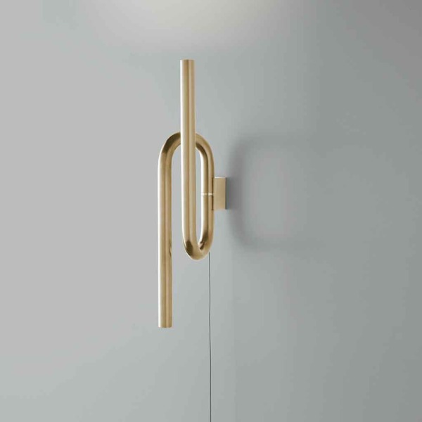 Applique Tobia Foscarini L'applique Tobia de la marque Foscarini est remarquable par ses formes simples montrant du caractère. Disponible avec ou sans variateur.