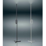 Lampadaire Tobia Foscarini Ce lampadaire TOBIA du designer Ferrucio Laviani est une véritable sculpture, avec une forme singulière et un choix de cinq coloris.