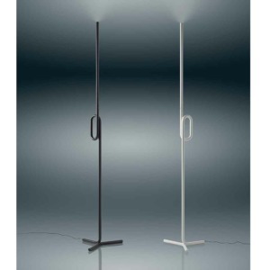 Ce lampadaire TOBIA du designer Ferrucio Laviani est une véritable sculpture, avec une forme singulière et un choix de cinq coloris.