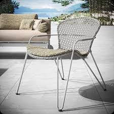 Ce coussin FIZZ de JOLI est composé en toile imperméable qui permettra de compléter le confort des fauteuils Fizz fabriqué en rope solemio pour l'extérieur.