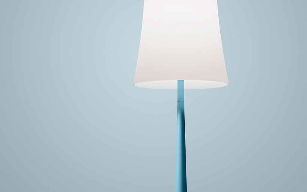 Lampe de table Birdie Easy design original de la marque Foscarini remarquable par sa réinterprétation poétique de la lampe classique à abat-jour.