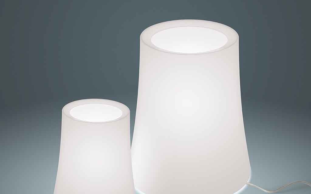 Lampe de table Birdie Zero design original de la marque Foscarini remarquable par sa forme et sa luminosité utile pour tout lieux.