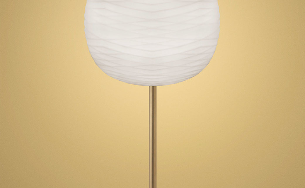 La lampe de table GEM de Foscarini est réalisé en verre soufflé avec une forme reprenant le concept des ondes sonores, la collection Gem est unique.