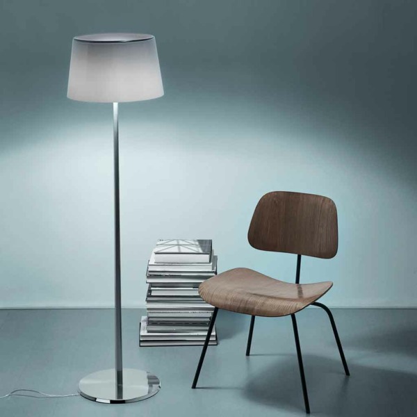 Lampadaire Lumière de Foscarini Ce lampadaire Lumière de Foscarini avec diffuseur verre et finition miroir est une nouvelle version de la lampe créée en 1990 par Rodolfo Dordoni.