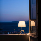 Cette lampe de table Lumière avec diffuseur verre et finition miroir de Foscarini est une nouvelle version de la lampe créée en 1990 par Rodolfo Dordoni.