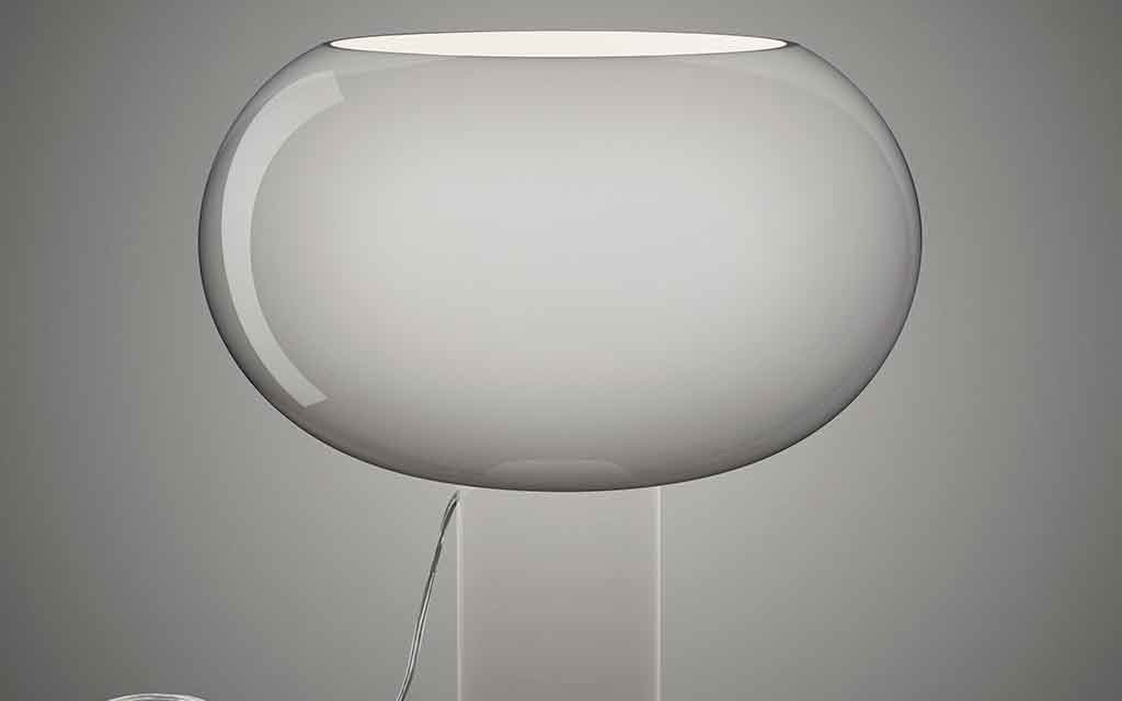 La lampe de table Buds de Foscarini est fait en verre soufflé avec trois tailles disponible. Le modèle existe aussi en suspension.