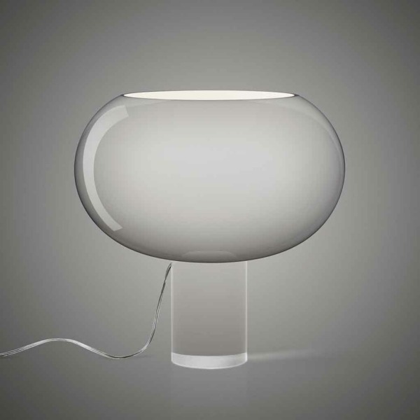 Lampe de table Buds de Foscarini La lampe de table Buds de Foscarini est fait en verre soufflé avec trois tailles disponible. Le modèle existe aussi en suspension.