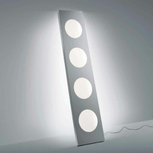 Le lampadaire DOLMEN de la marque Foscarini remarquable par son design et son originalité singulière. Disponible en trois coloris.