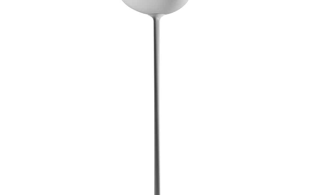 Lampe GREGG ALTA de Foscarini dont la forme ovoïdale apporte une atmosphère douce. Sa singularité est le pied sur lequel repose la lampe.
