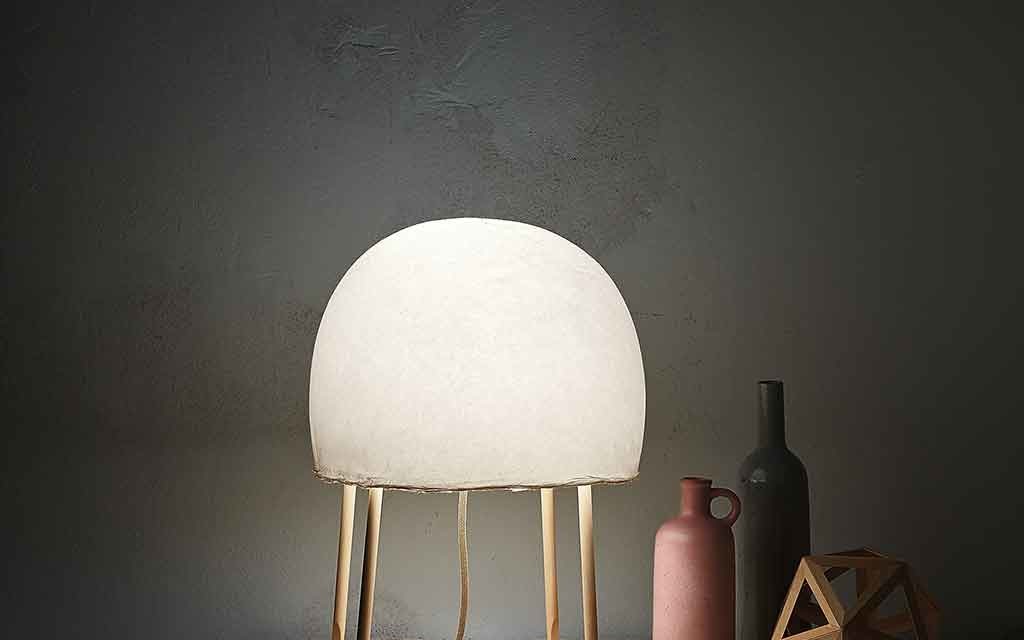 La lampe de table KURAGE de la marque Foscarini, est idéale pour une ambiance intimiste dans votre salon. Disponible en une seule coloris.