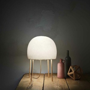 La lampe de table KURAGE de la marque Foscarini, est idéale pour une ambiance intimiste dans votre salon. Disponible en une seule coloris.