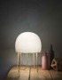 La lampe de table KURAGE de la marque Foscarini, est idéale pour une ambiance intimiste dans votre salon. Disponible en une seule coloris.