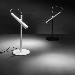 Lampe de table Magneto de la marque Foscarini remarquable par son corps lumineux directionel à l'infinie grâce à sa technologie.