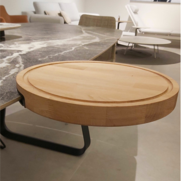 La planche à découper de la marque JOLI est idéal comme accessoire pour les tables de repas. Elle existe en trois variations