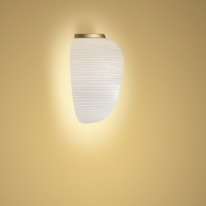 L'applique RITUALS de FOSCARINI se décline en plusieurs modèles. Cette lampe procure une lumière douce grâce à la surface ondulée du diffuseur.