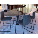 Table CURVE ELYPS JOLI Cette table CURVE ELYPS de JOLI en grès céramique possède une extraordinaire résistance et s'entretient facilement. Disponible en plusieurs tailles.