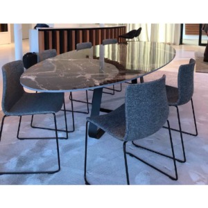 Cette table CURVE ELYPS de JOLI en grès céramique possède une extraordinaire résistance et s'entretient facilement. Disponible en plusieurs tailles.