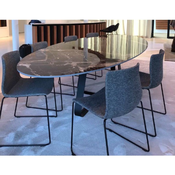 Table CURVE ELYPS JOLI Cette table CURVE ELYPS de JOLI en grès céramique possède une extraordinaire résistance et s'entretient facilement. Disponible en plusieurs tailles.